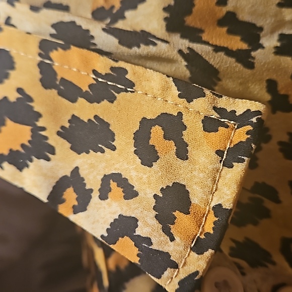 On 34th leopard print, long-sleeveless blouse - Picture 3 of 6